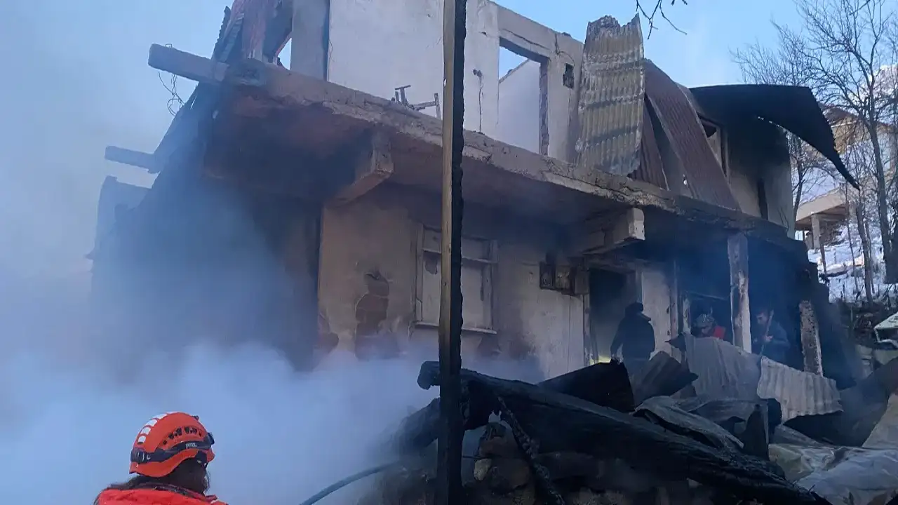 Artvin'de iki katlı ahşap ev alevlere teslim oldu