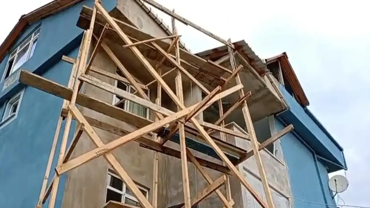 Rizeli vatandaş iskele derdine pratik çözüm buldu: Kamyon kasasında boya yaptı