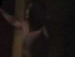 Striptiz yaparken yakalandı!