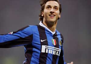 İbrahimoviç'i topa tuttu