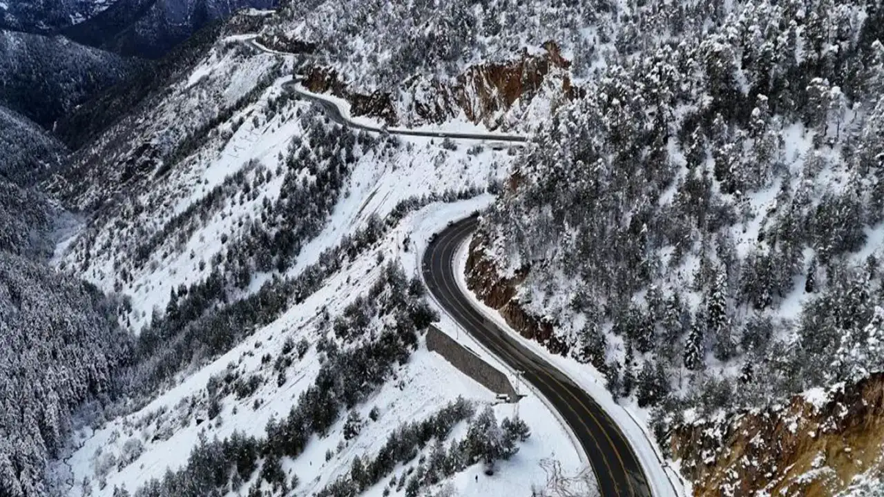 Eski Zigana Tüneli karla şenlendi: Ulaşımın yerini eğlence aldı