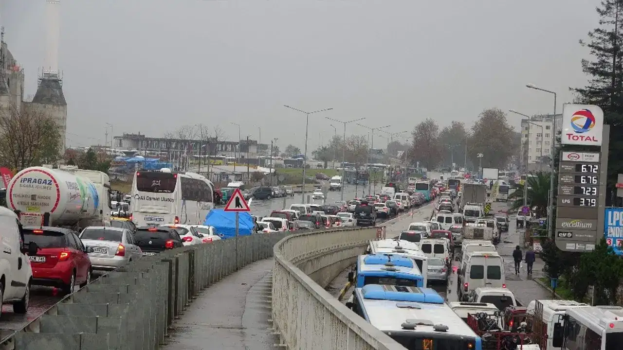 Trabzon'da çömlekçi mevkiini kullanacak sürücülere uyarı: Rize yönü trafiğe kapalı