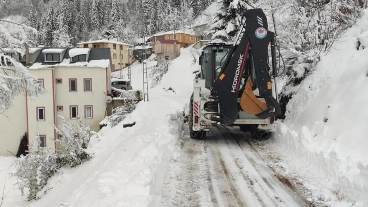 Trabzon’un yüksek kesimlerinde kar başladı: Büyükşehir sahaya indi