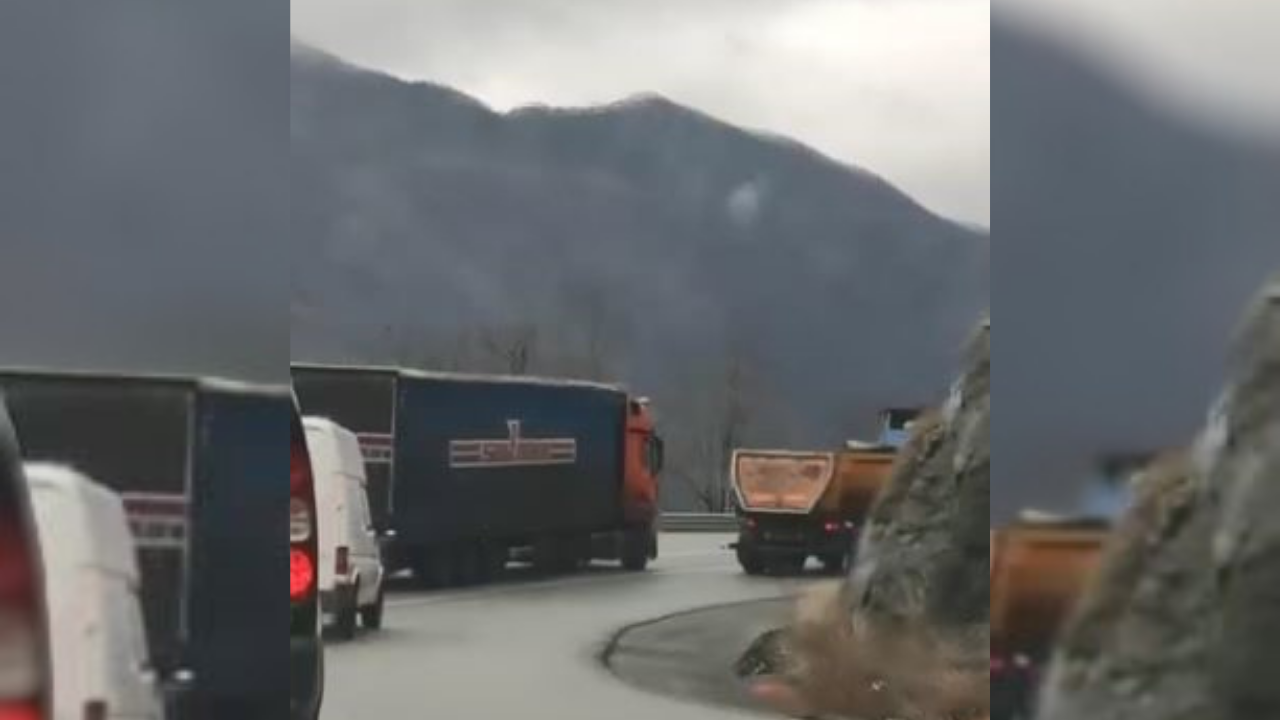 Borçka-Artvin yolunda faciaya ramak kaldı: Tır 5 aracı hatalı solladı