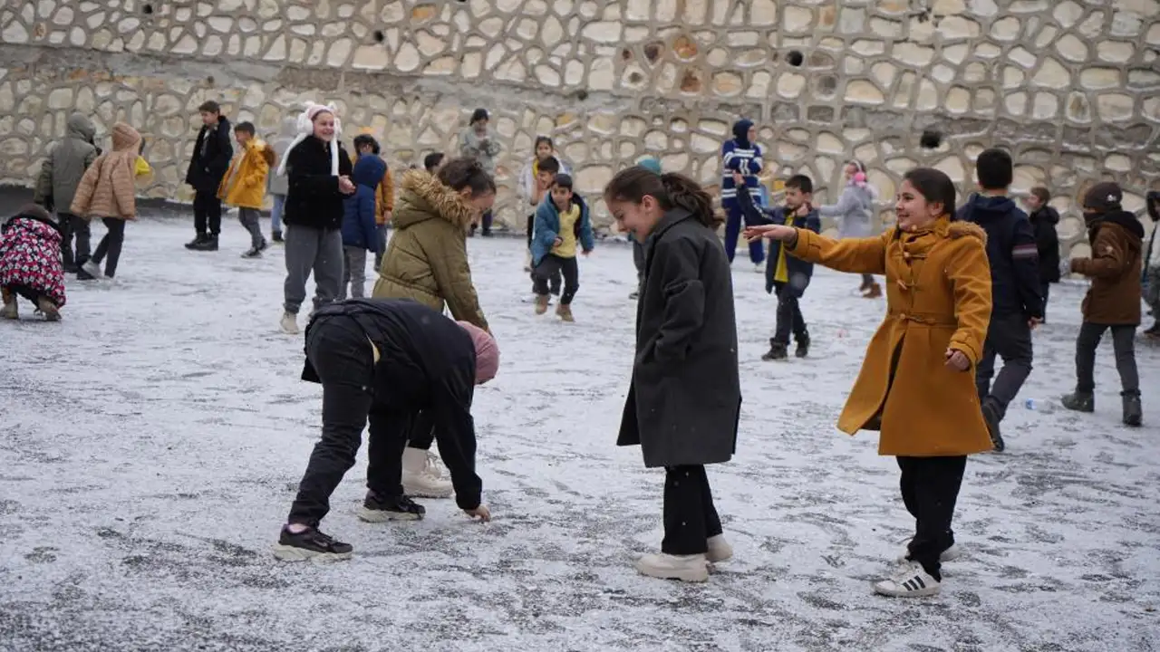 Bayburt’ta sabah saatlerinde kar sürprizi: Çocuklar doyasıya eğlendi