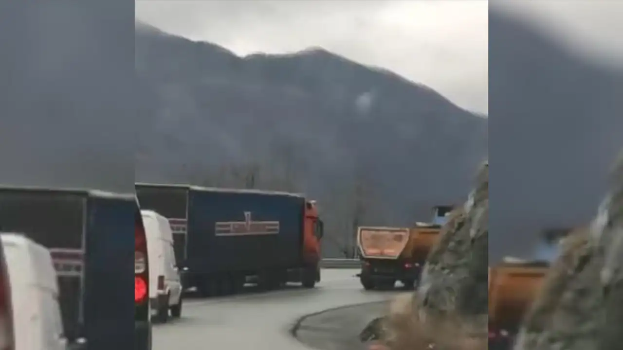 Borçka-Artvin yolunda faciaya ramak kaldı: Tır 5 aracı hatalı solladı