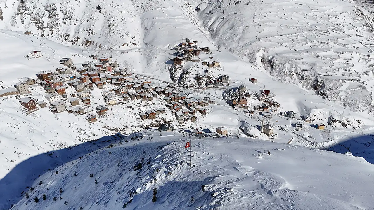 Trabzon'un yüksek kesimlerinde kar yağışı etkili oldu: Ekipler tuzlama çalışmalarına başladı