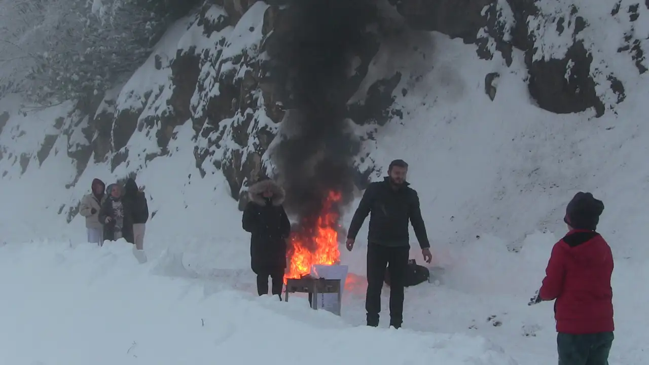 Gürcistan sınırında kar 3 metreye ulaştı: Sürücüler ateş yakıp ısındı