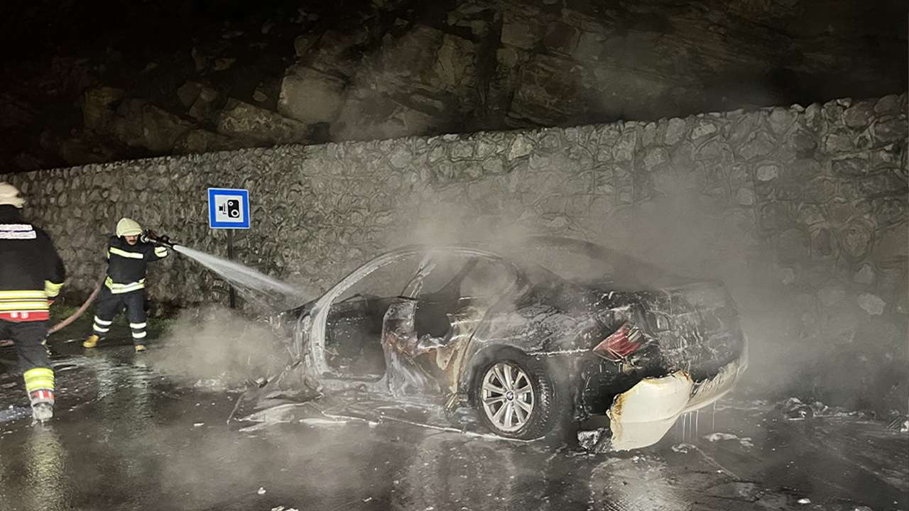 Seyir halindeki lüks otomobil alev topuna döndü