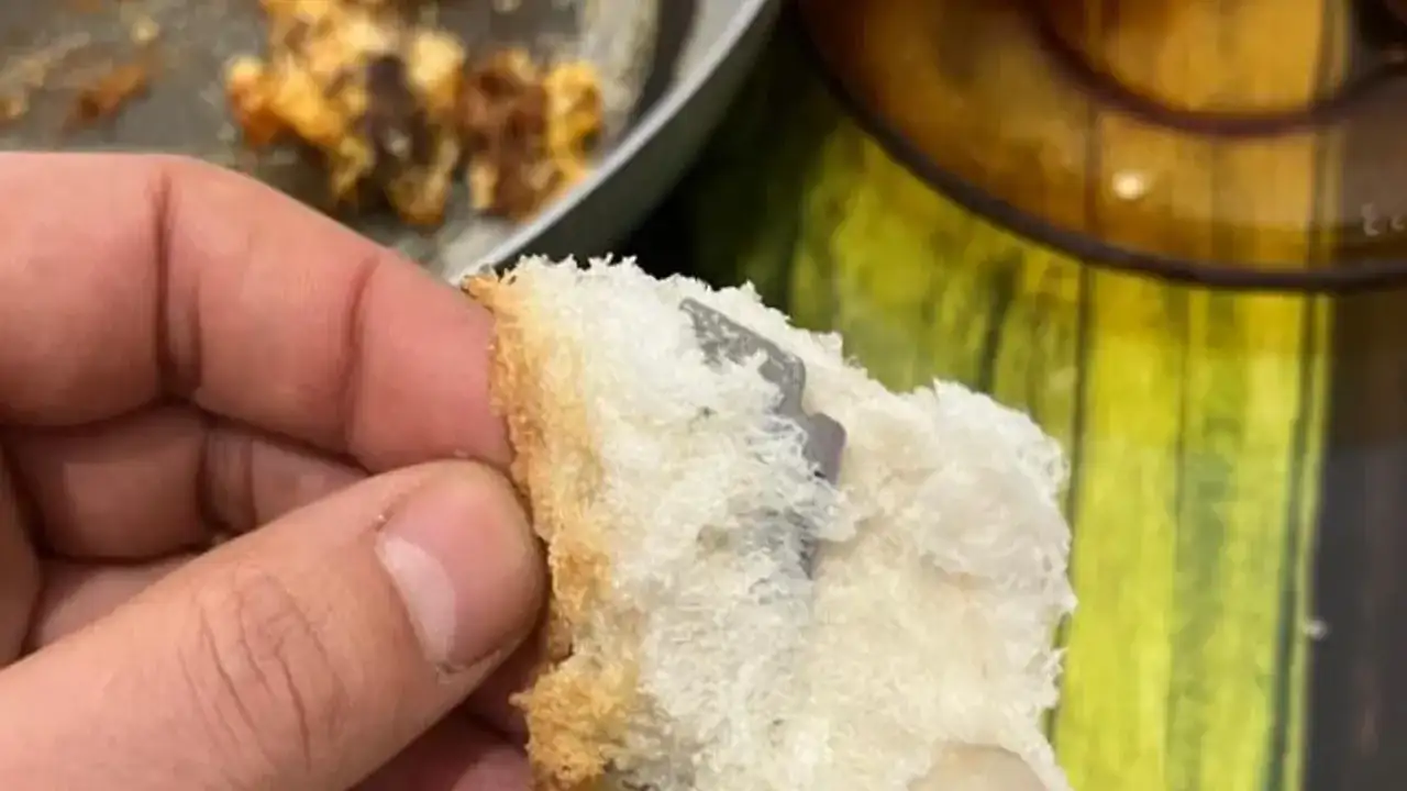 Sofrada korku dolu anlar: Ekmekten jilet çıktı