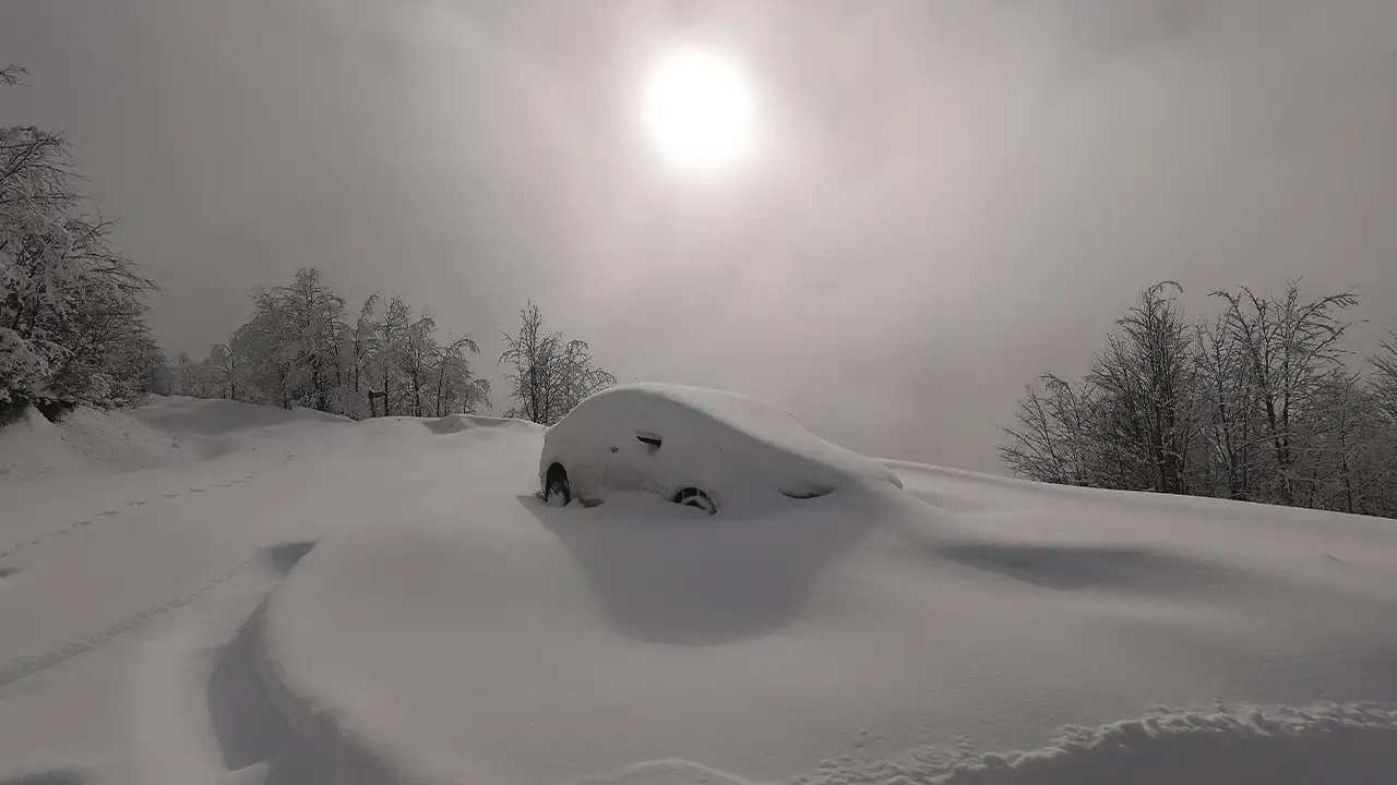 Rize’de Handüzü Yaylası beyaza büründü: Ortaya kartpostallık manzaralar çıktı