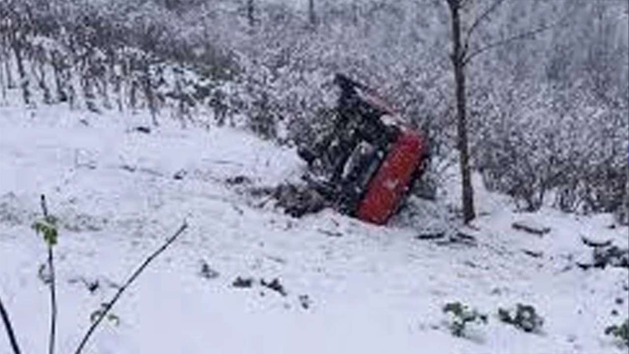 Karla kaplı yolda kamyonet uçuruma yuvarlandı