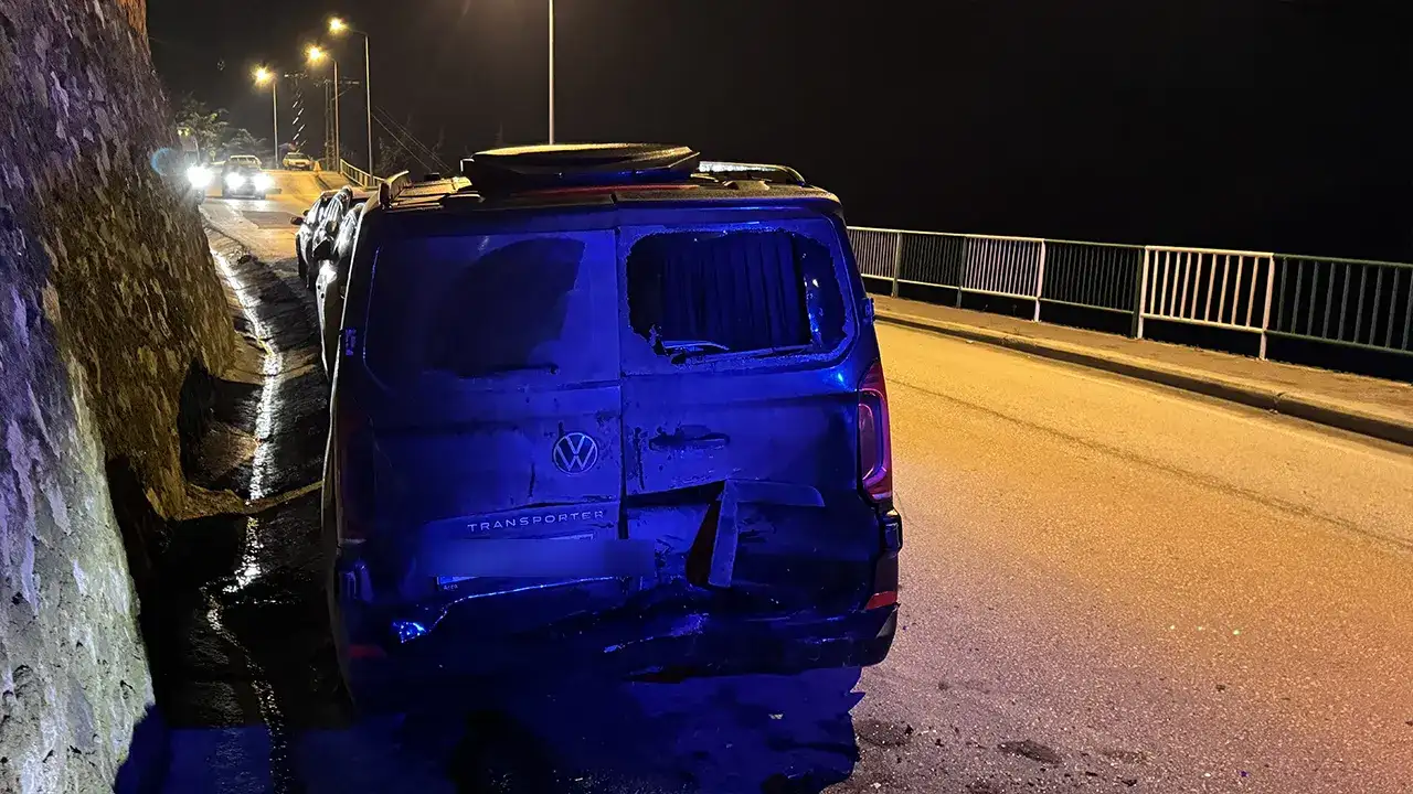 Artvin’de otomobil park halindeki minibüse çarptı: 3 yaralı