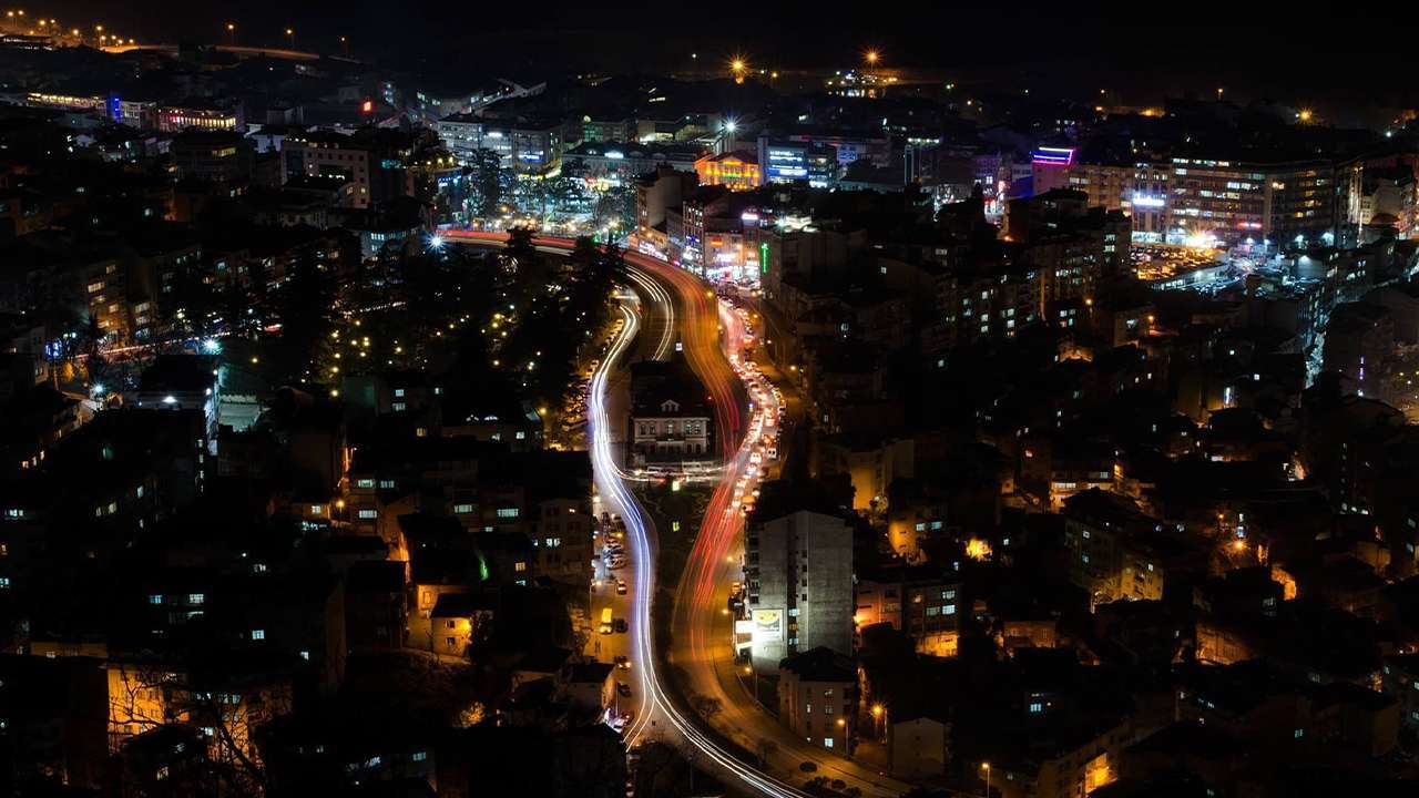 Trabzon her sabah karanlığa uyanıyor