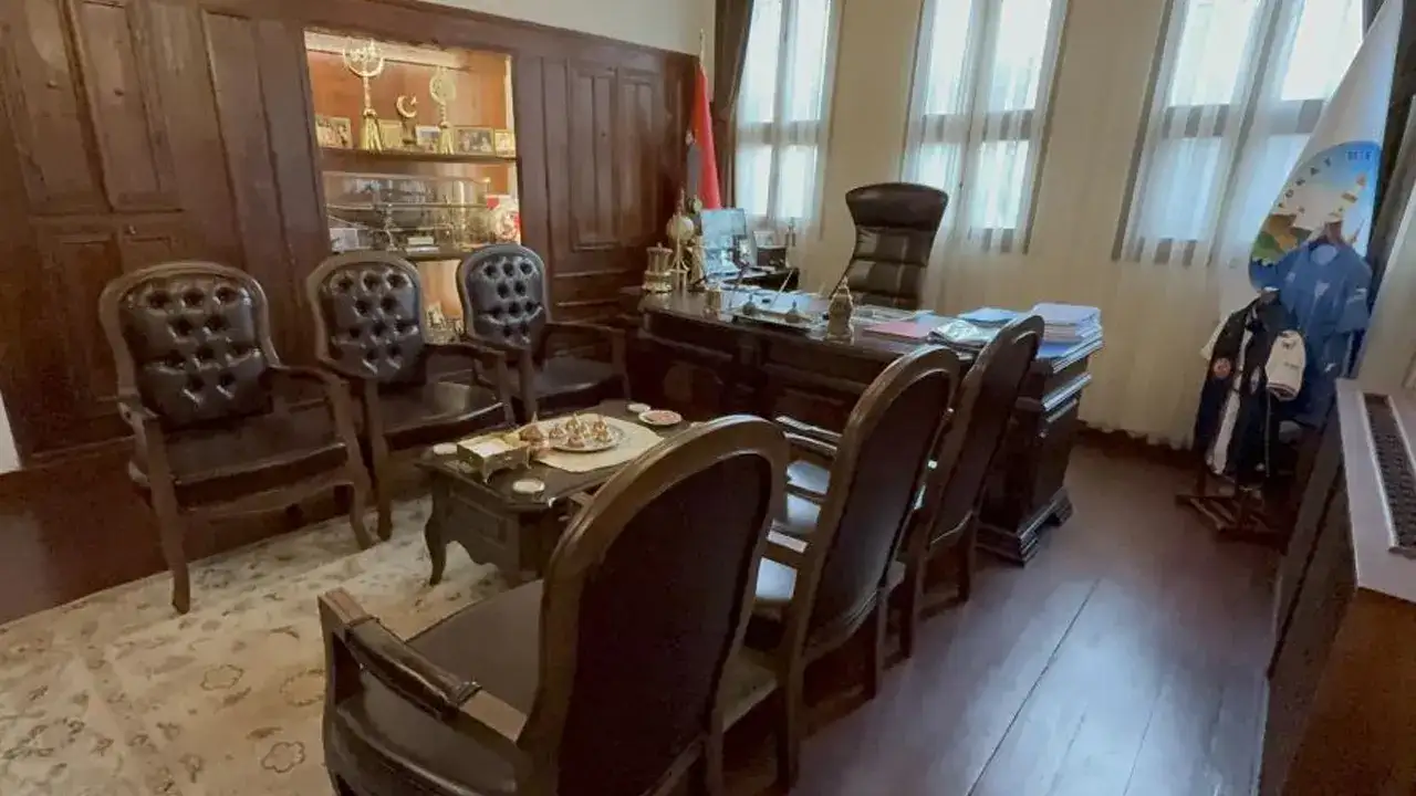 Başkanın odasında gizli cihaz: 2 kişi tutuklama talebiyle mahkemede