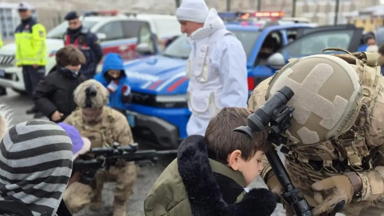 Bayburt'ta jandarmanın kullandığı yerli ekipmanlar öğrencilere tanıtıldı