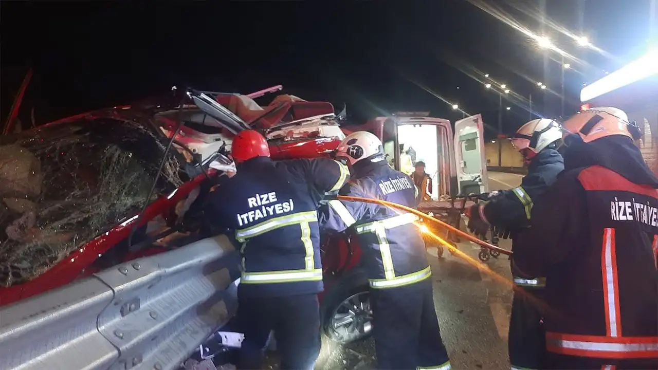 Rize'de tünel çıkışında kaza: Otomobil bariyerlere saplandı; 1 ölü, 1 yaralı