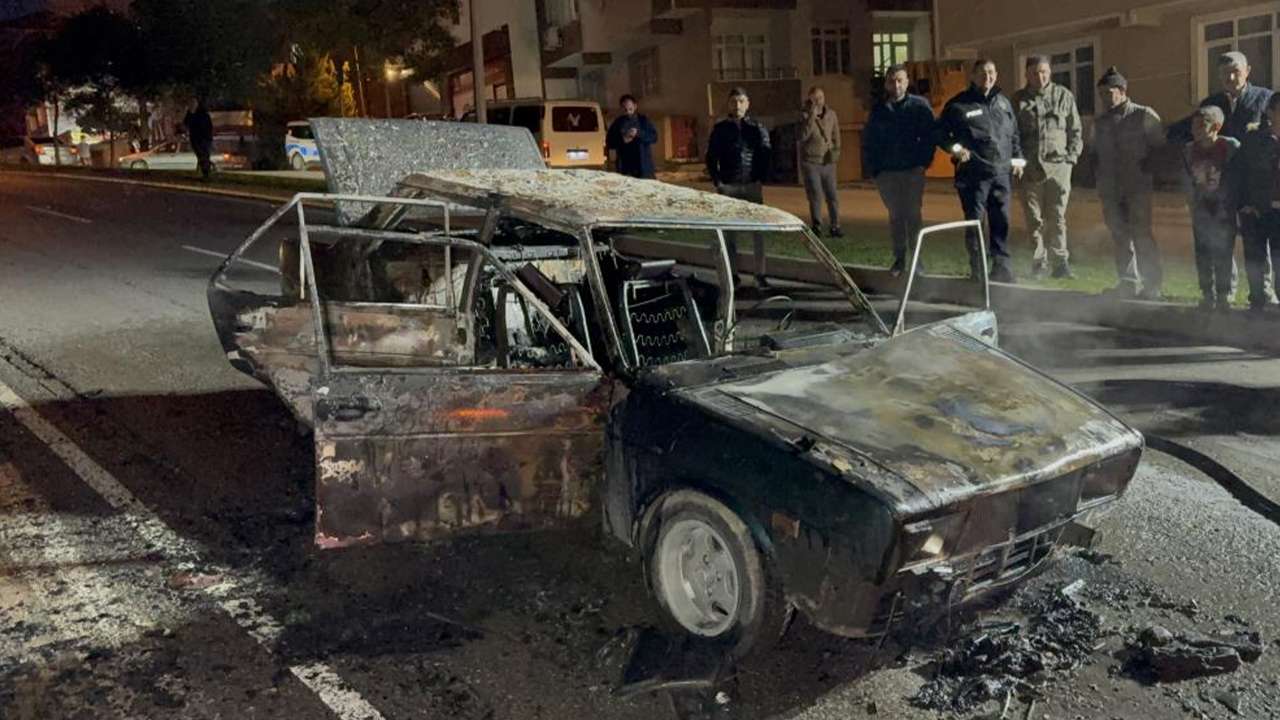 Seyir halindeki otomobil alev alev yandı