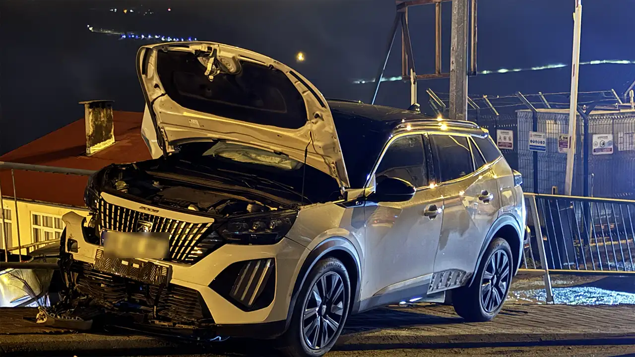 Artvin’de kontrolden çıkan otomobil direğe çarptı: 3 yaralı