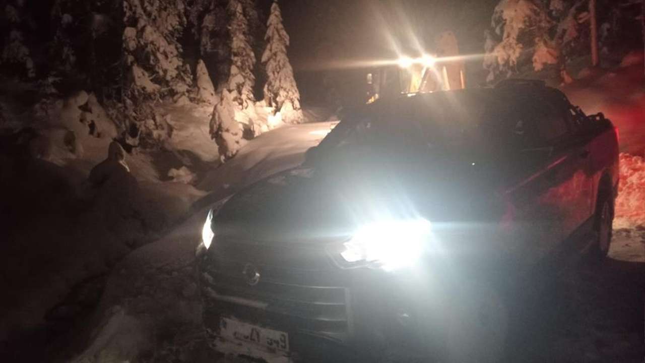 Karda yaylada mahsur kalan vatandaşa belediye ekipleri yetişti