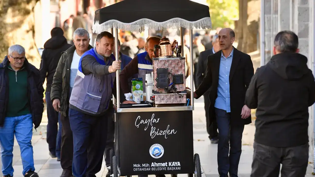 Ortahisar Belediyesi’nden ücretsiz çay ikramı: “Çaylar bizden”