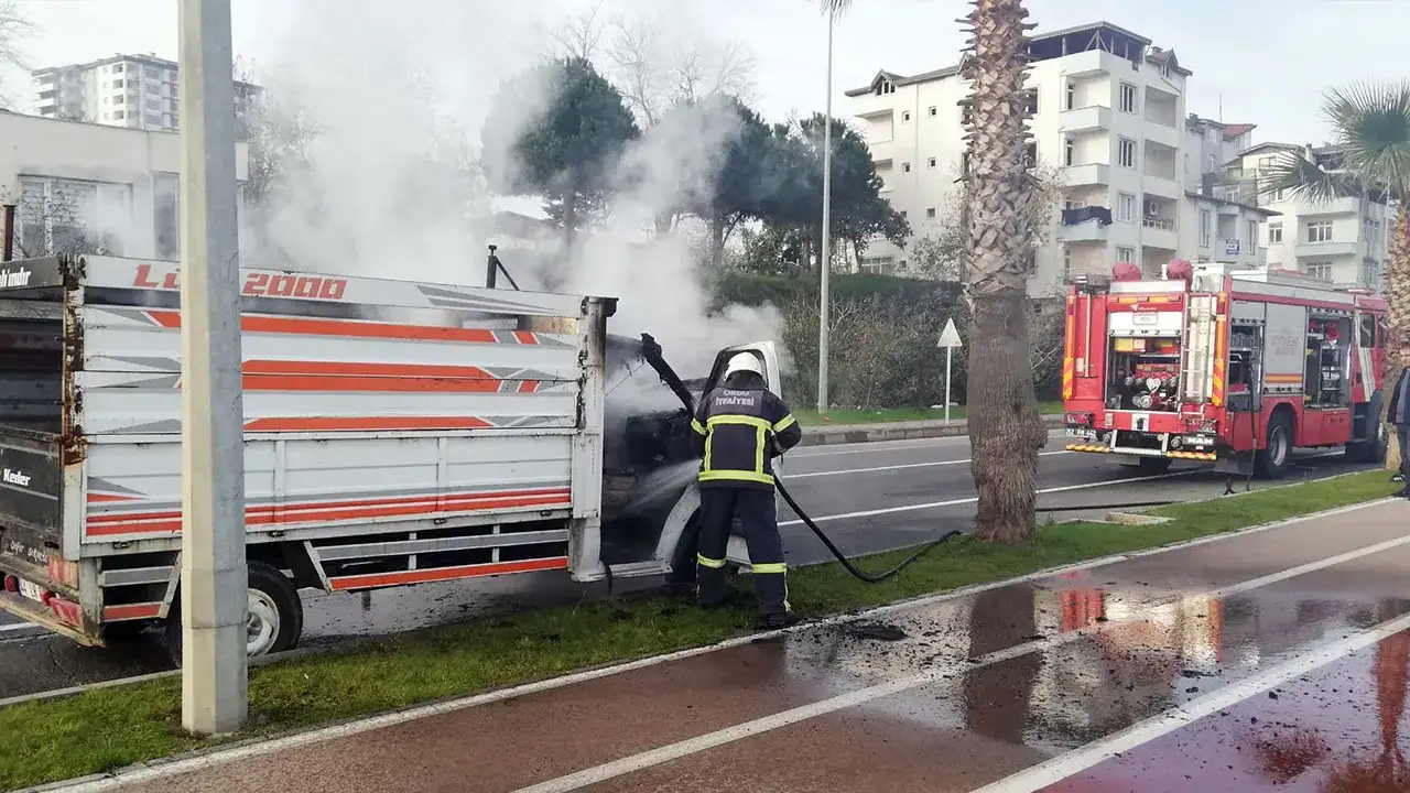 Ordu'da seyir halindeki kamyonette yangın: Araç kullanılamaz hale geldi