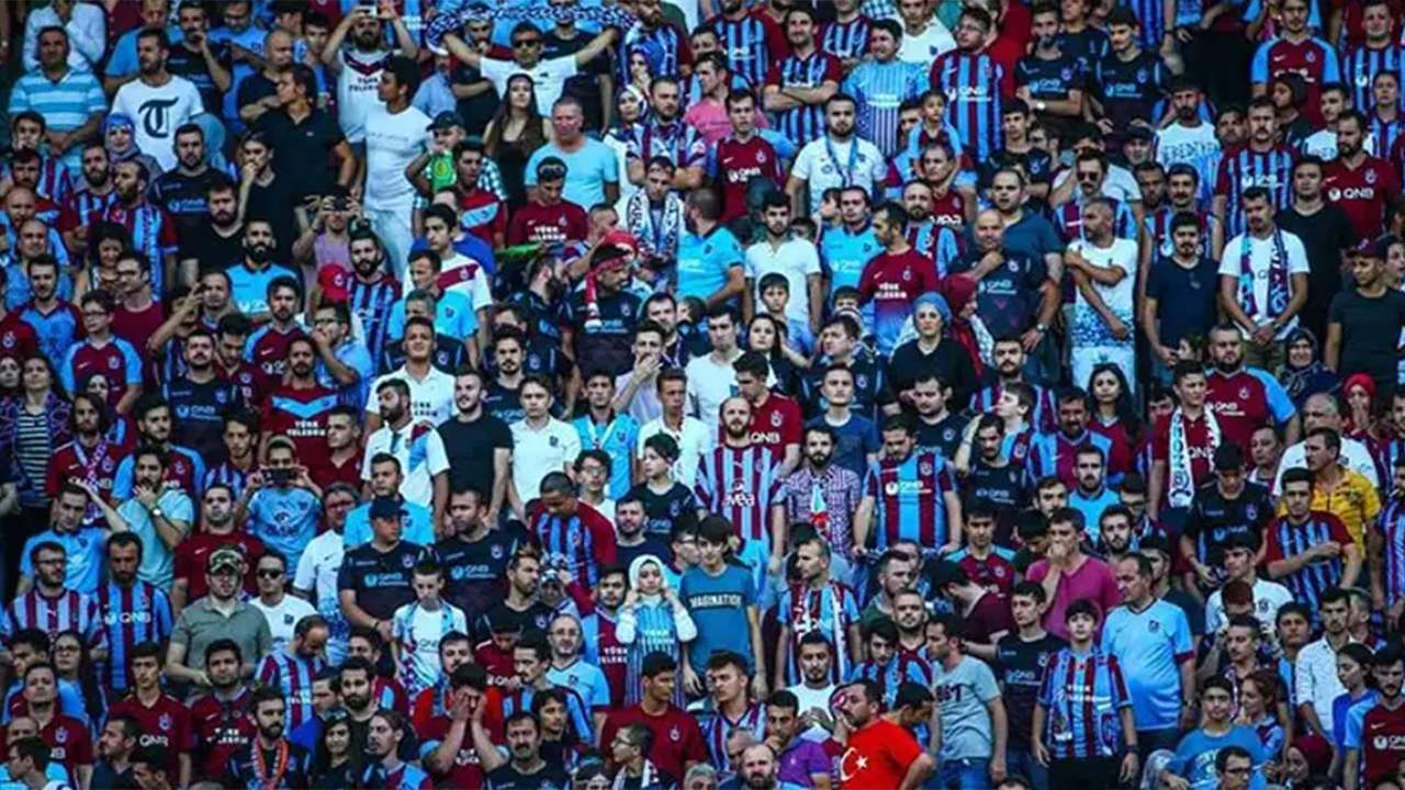 Gençlerbirliği maçında Trabzonspor taraftarı, fahiş fiyatlara rağmen takımını yalnız bırakmadı