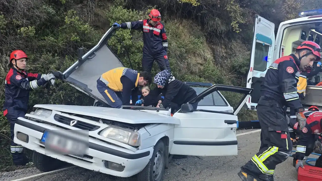 Trabzon'da kayanın düştüğü araçta can pazarı: İtfaiyeden hayat kurtaran müdahale