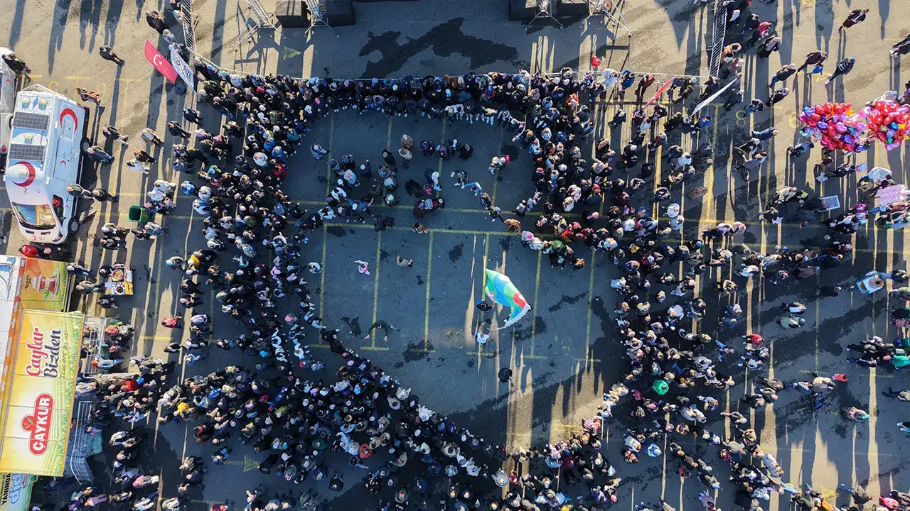 Rize'de düzenlenen festivalde 2 ton hamsi tüketildi