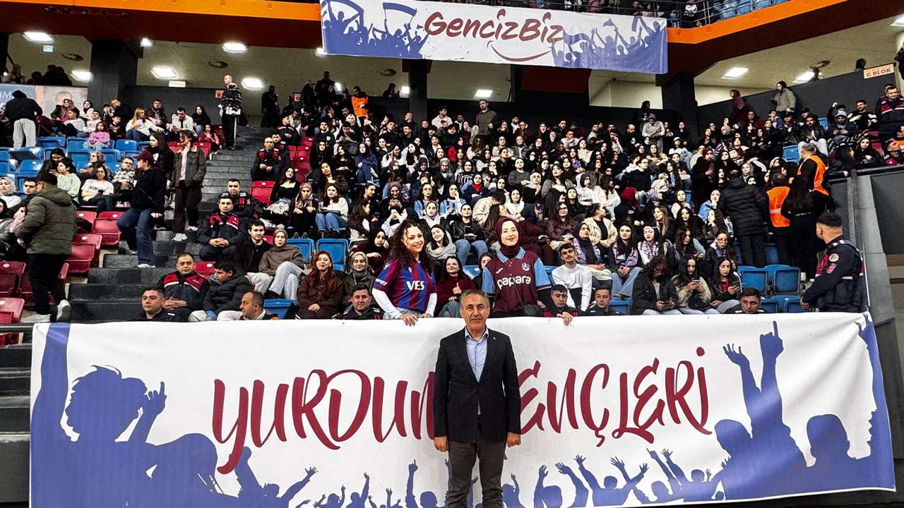 Trabzon’da yurt öğrencileri Trabzonspor Fenerbahçe maçının heyecanına ortak oldu