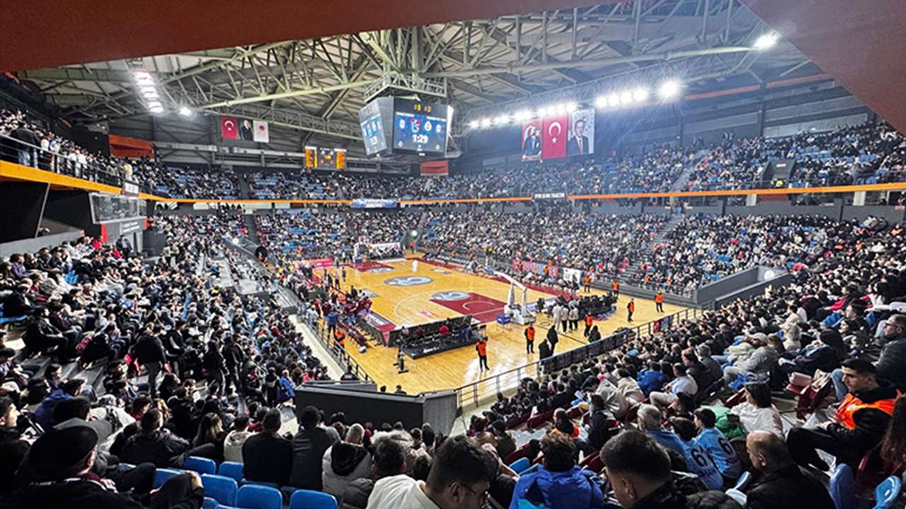 Trabzonspor Fenerbahçe maçında salon doldu taştı: Taraftarlardan dev destek