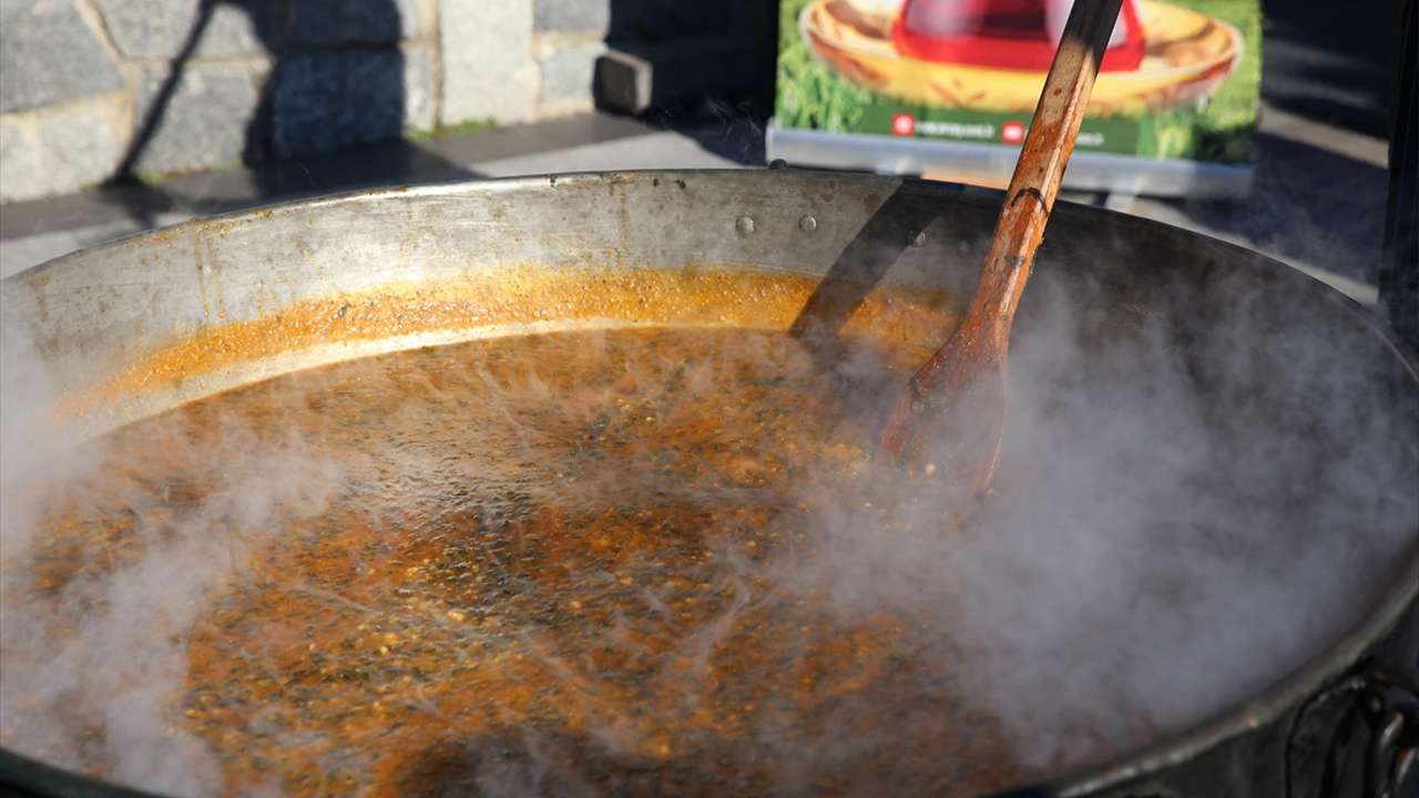 Rize’de dev kazan kaynadı: 500 kişi karalahana çorbasında buluştu