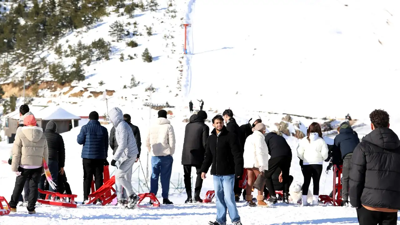 Zigana’ya akın ettiler: Horon oynayıp, halay çektiler