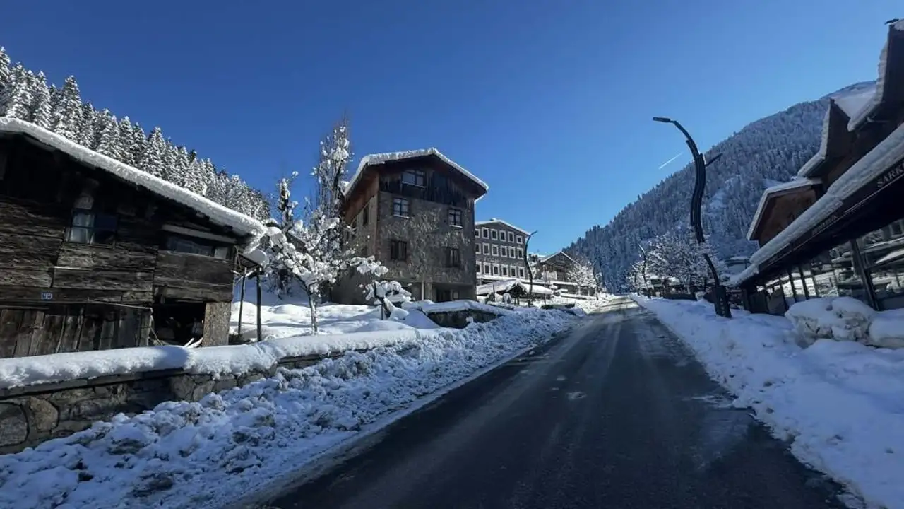 Rize’de karla kaplı tepeler fotoğraf tutkunlarını bekliyor: Turistleri cezbediyor