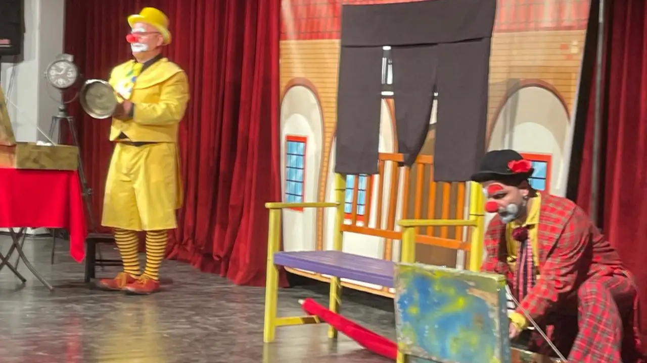 Akçaabat  Çocuk Tiyatrosu “İki Bavul Oyun” miniklerden tam not aldı