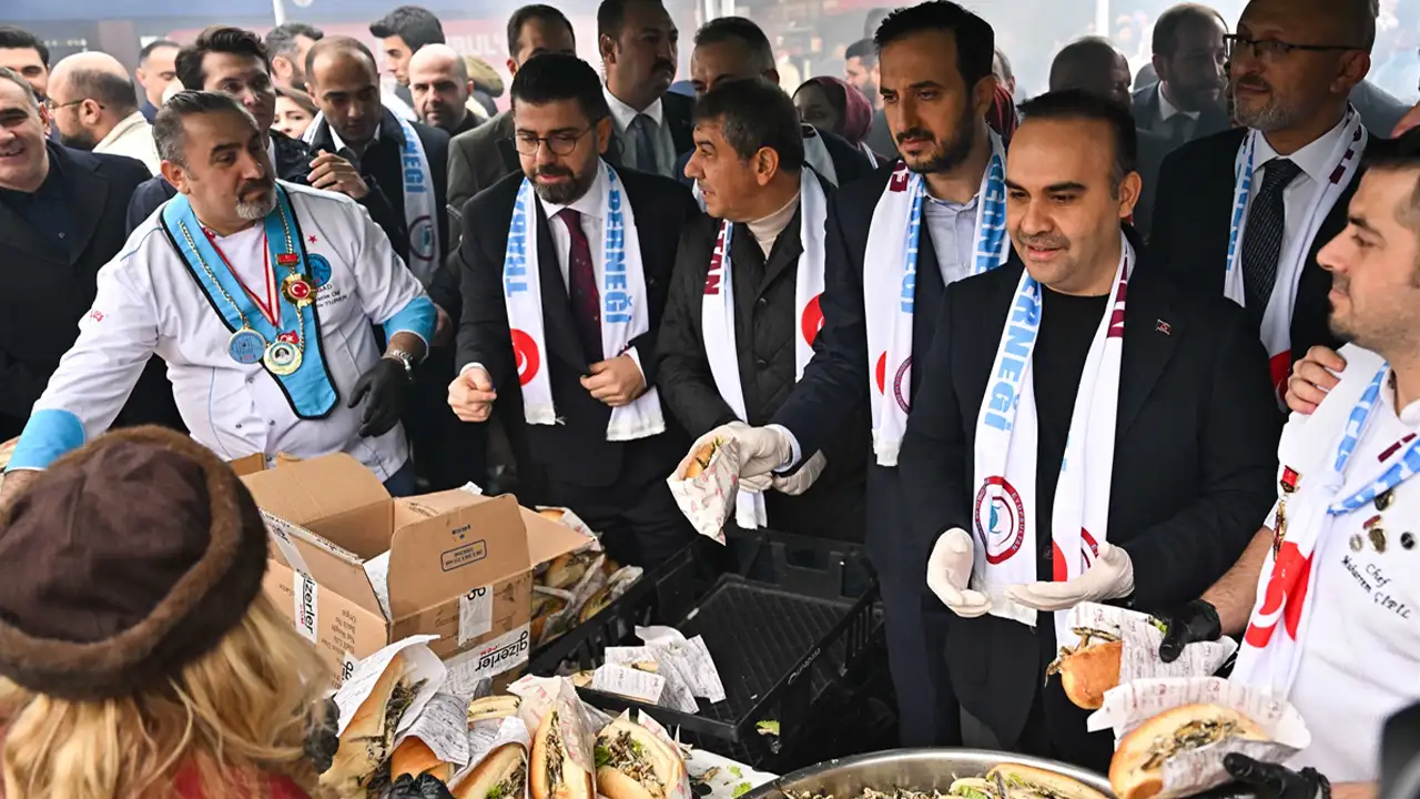 Eyüpsultan’da ilk hamsi festivali coşkusu: 1 ton hamsi ikram edildi