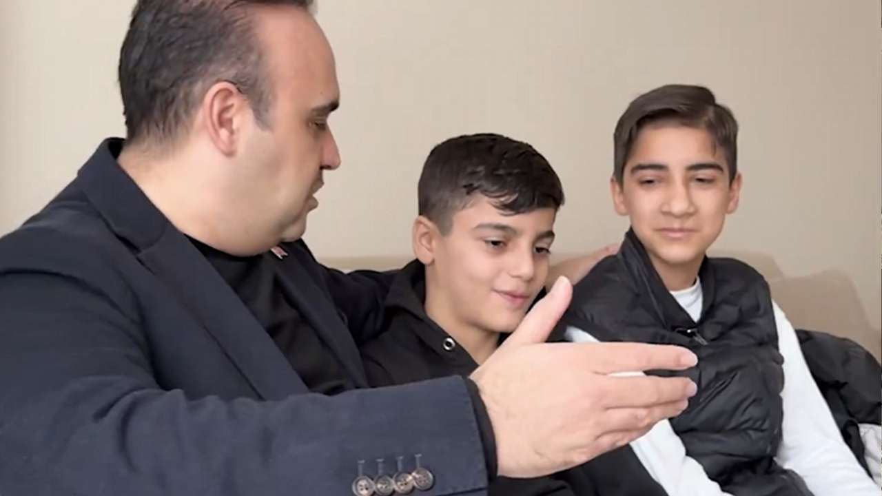 Altın dolu çantayı sahibine ulaştıran çocuklara Bakan’dan büyük takdir