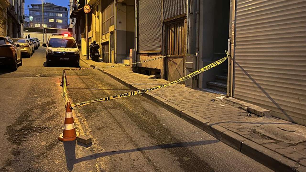 Cam silerken yüksekten düşen kadın ağır yaralandı