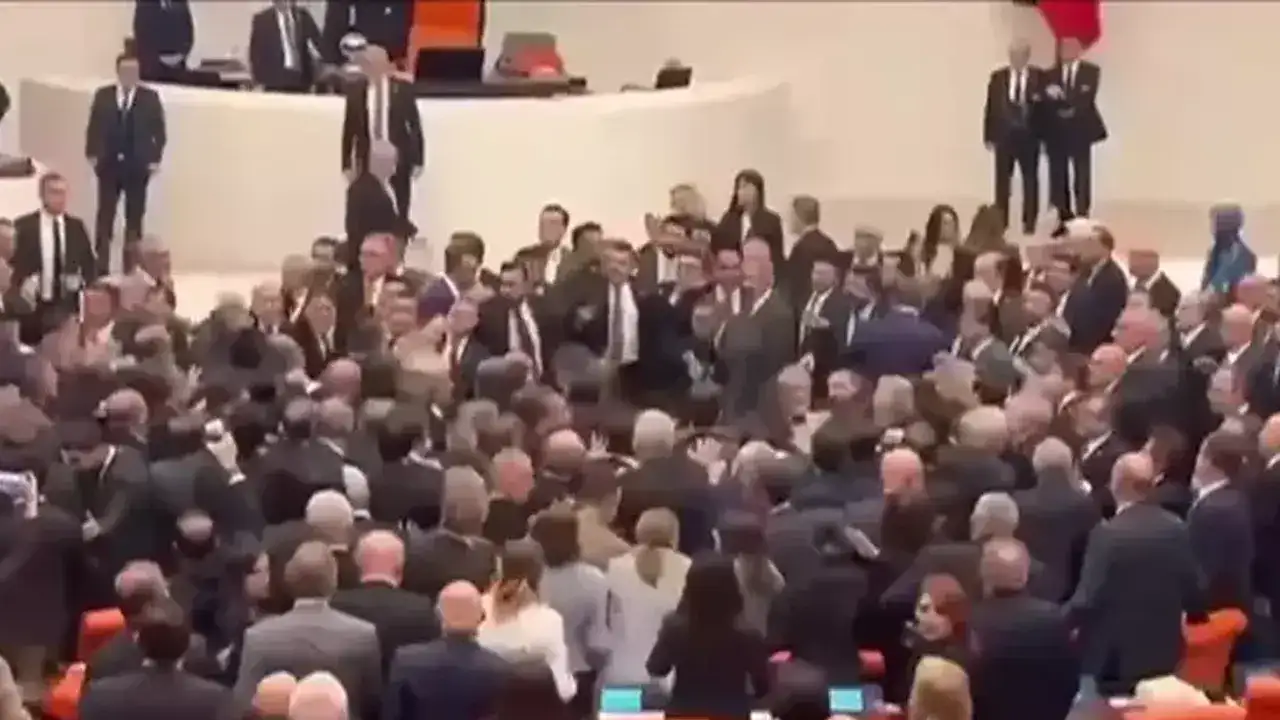 TBMM'de tansiyon yükseldi: Tartışma bir anda yumruklu kavgaya dönüştü