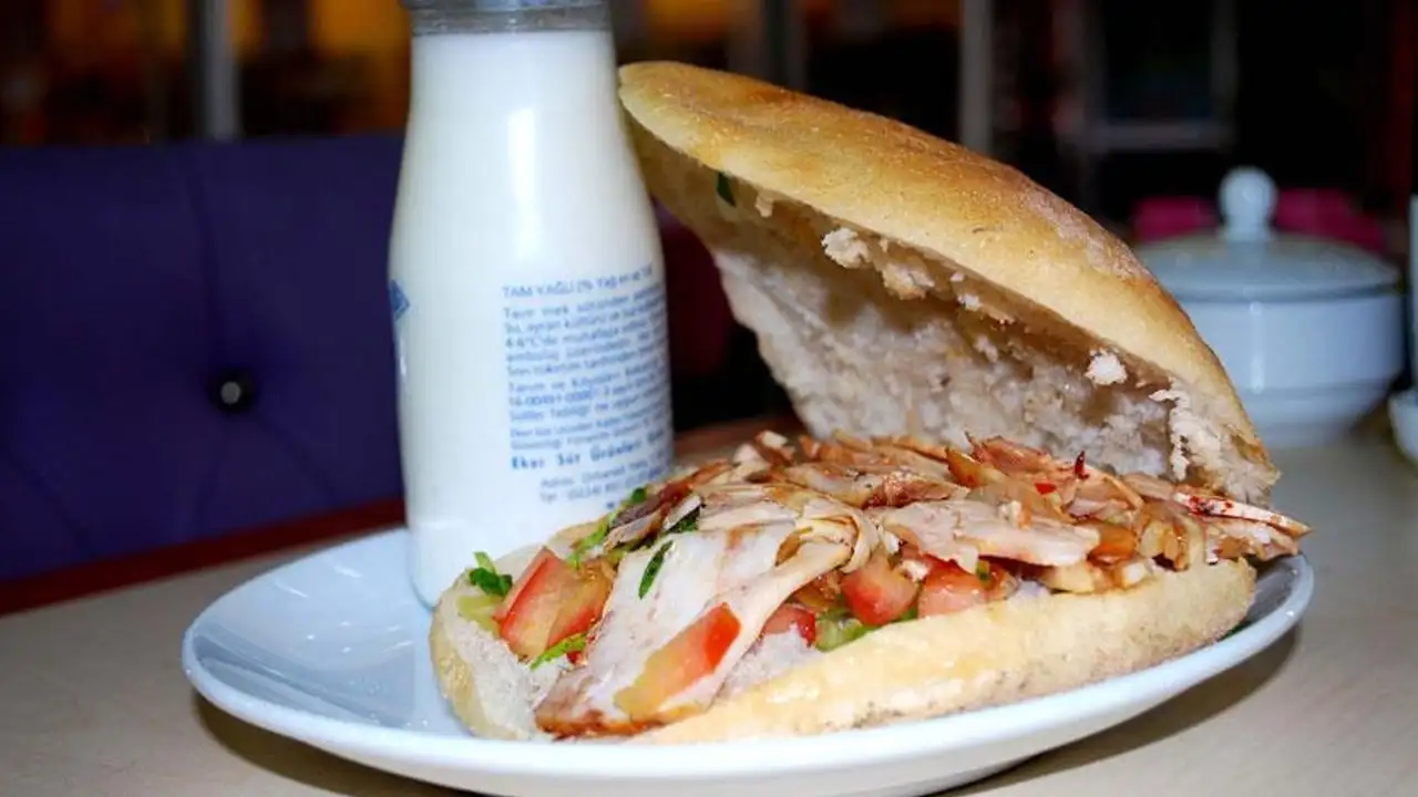 Tavuk zehirlenmesi şüphesi: 3 üniversite öğrencisi hastaneye kaldırıldı