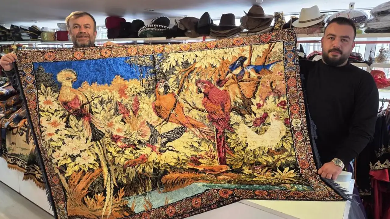 Dünyayı duvara astı: Samsun'da öğretmenden 150 parçalık halı koleksiyonu