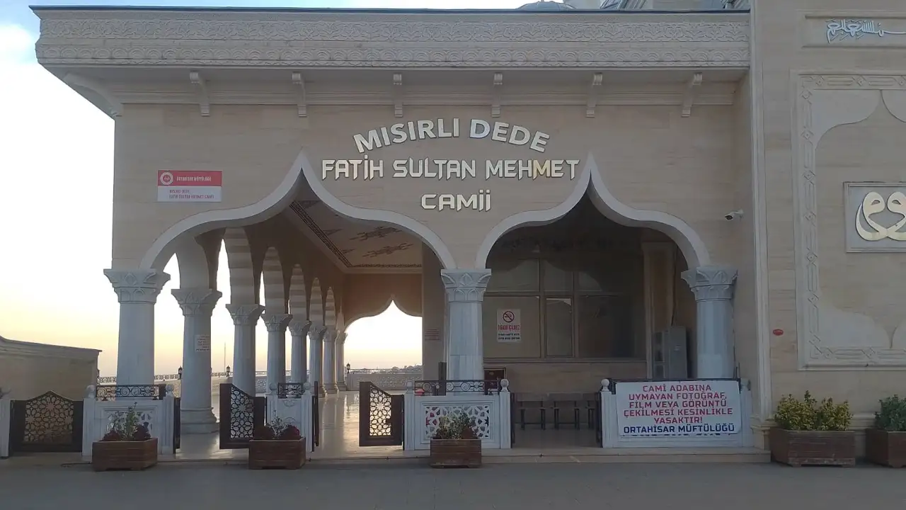 Trabzon'da camiyi müstehcen görüntülerden korumak için yazılı tabela astılar