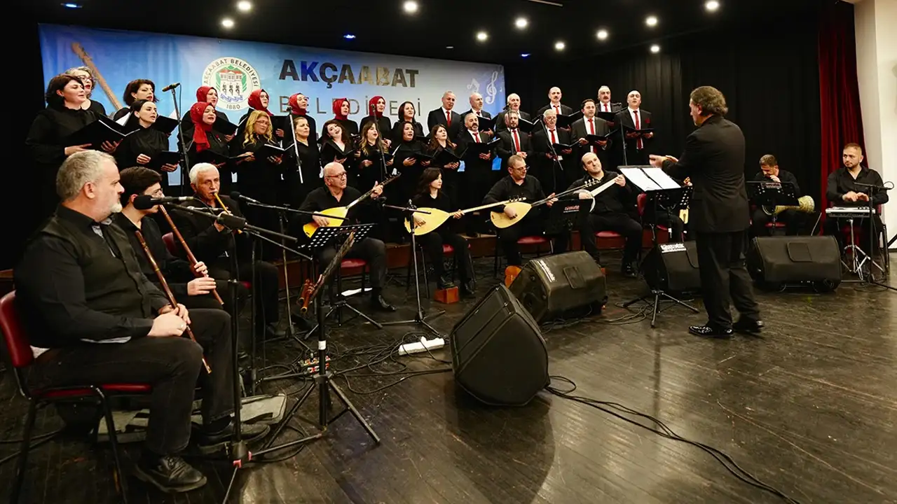 Akçaabat Belediyesi’nden türkü dolu gece: Salon doldu taştı