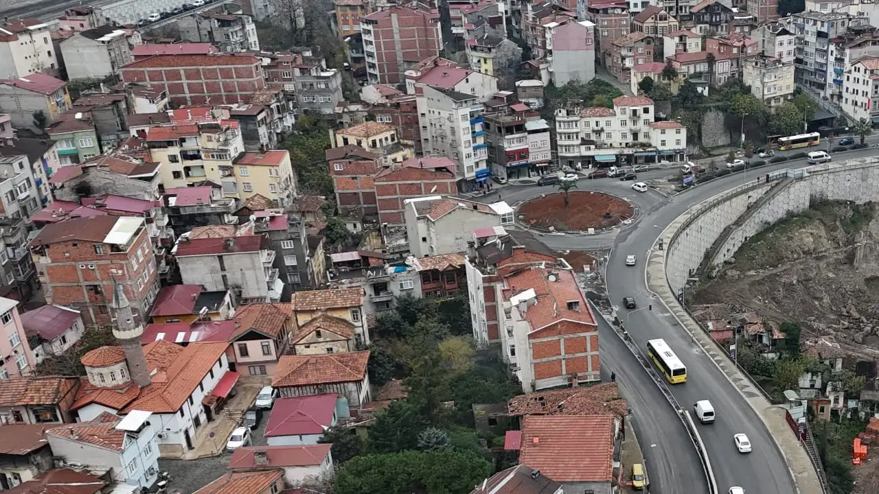 Trabzon’un 18 ilçesinde eş zamanlı yol seferberliği: Aralıksız sürüyor