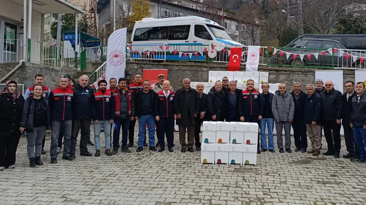 Artvin’de 232 çiftçiye ana arı üretim seti desteği verildi