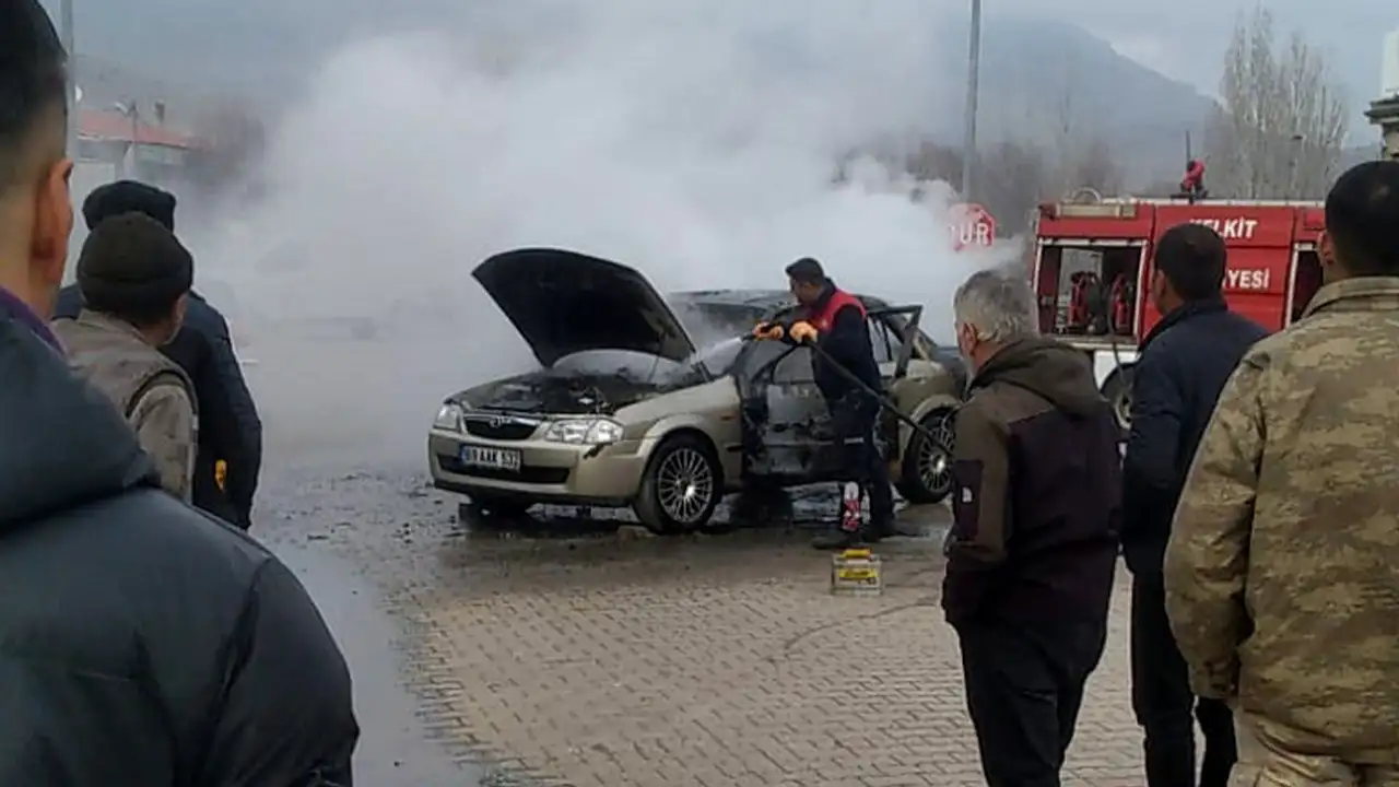 Trabzon plakalı araç alev topuna döndü: O anlar kamerada