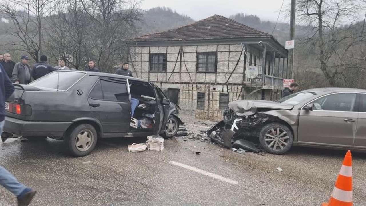Ordu Fatsa’da iki araç çarpıştı, Tofaş hurdaya döndü