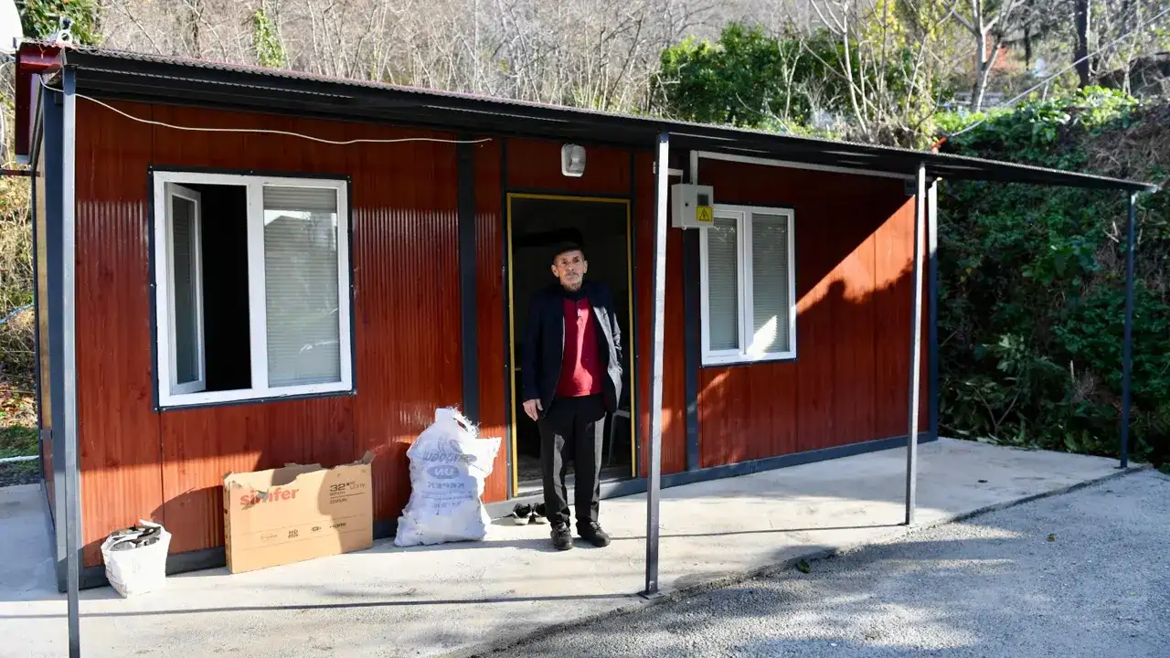 Ortahisar Belediyesi Abdülkadir Amcayı  yeni yuvasına kavuştu