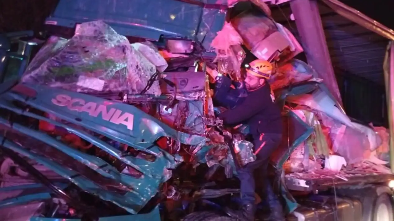 Rize'de yağmur kazayı getirdi: Tır sürücüsü araçta sıkıştı