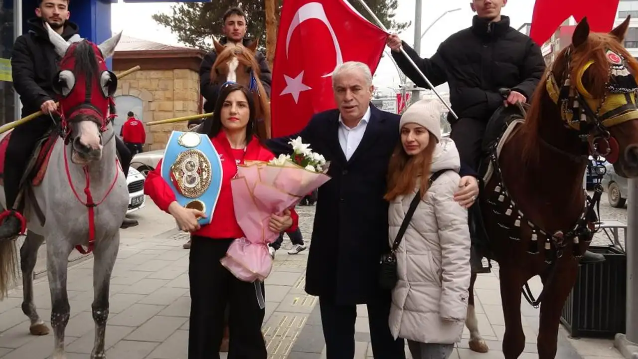 Dünya şampiyonu Elif Nur Turhan’a Bayburt’ta coşkulu karşılama